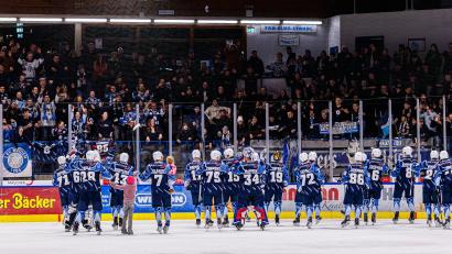 Archivbild: Werner Moller
Fans und Team nach der Partie gegen Bad Nauheim vereint: Die Erwartungen an den neuen Trainer sind Hoch.