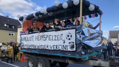 Bild: sei
Bestens gelaunt sind die VfB Damen auf ihrem Festwagen.