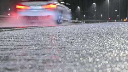 Bild: Jason Tschepljakow/dpa
Die Polizei warnt vor glatten Straßen. (Symbolbild)