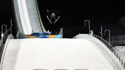 Bild: Daniel Karmann/dpa
Skispringer Philipp Raimund überragte mit dem Olympiasieg.