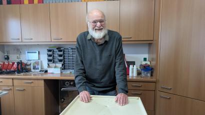 Bild: Paul Zrenner
Tierarzt Dr. Jochen Bloßfeldt im Behandlungszimmer in seinem Haus an der Pfaffenreuther Straße in Waldsassen. Jetzt hat der 82-Jährige seine Praxis geschlossen und die Apotheke abgemeldet.