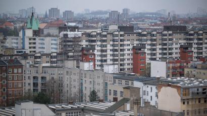 Bild: Monika Skolimowska/dpa
Wohnen in begehrten Gegenden kann ins Geld gehen. Zumindest heftige Preissprünge soll die Mietpreisbremse verhindern. (Archivbild)