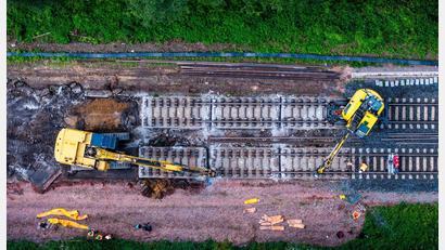 Bild: Jens Büttner/dpa
Pendler müssen weiter Geduld beweisen: Die Sanierung der Strecke Hamburg-Berlin verzögert sich. (Archivbild)