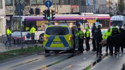 Bild: Michael Pollert/dpa
Der schwere Unfall passierte beim Mönchengladbacher Veilchendienstagszug.