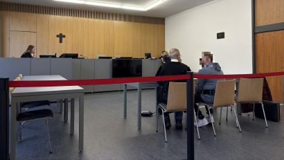 Bild: Jona Lang
Vor dem Landgericht Weiden hat der Prozess gegen einen 42-Jährigen begonnen. Er muss sich wegen Vergewaltigung und sexuellen Missbrauchs seiner Stieftochter (14) verantworten.