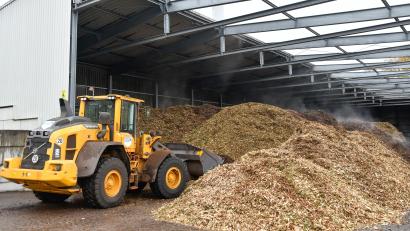 Archivbild: Petra Hartl
Im Biomasseheizkraftwerk in Rosenberg werden Reststoffe aus der Region verwertet. Es handelt sich z. B. um Wurzelholz, Käferholz, Windbruch-Holz oder Hölzer aus der Landschaftspflege. Die so erzeugte Wärme ist regenerativ und spielt als Fernwärme-Option eine wichtige Rolle für die Wärmewende in der Stadt.