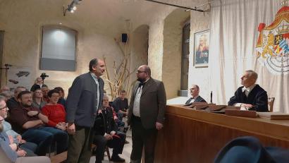 Bild: lg
Wortreich legt der Briefschreiber Veitl (Herbert Spichtinger, links) gegenüber dem Metzgermeister Mathias Praxenthaler (Johannes Gillitzer) und dem Amtsrichter (Ludwig Zwick) seine Position dar.