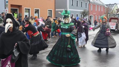 Bild: wrm
Andiamo a Venezia! - der Frauenbund Neuhaus mit prächtigen Kostümen.