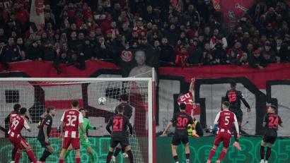 Bild: Thanassis Stavrakis/AP/dpa
Im Januar verlor Bayer Leverkusen 0:2 bei Olympiakos Piräus. (Archivbild)