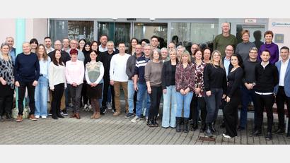 Foto: lst
Geballte Ansammlung von Erfahrung, Engagement und Wissen: Das Heilpädagogische Zentrum (HPZ) Irchenrieth ehrte am Donnerstagnachmittag seine Mitarbeiterinnen und Mitarbeiter, die bereits zehn, 25, 30 und 40 Jahre dort beschäftigt sind.