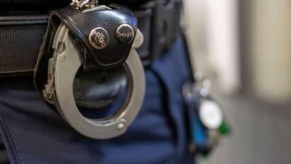 Symbolbild: Peter Kneffel/dpa
Erst leistete ein 34-Jähriger Widerstand, dann wurde er von Polizisten geschlagen. Nach zwei Prozessen zu den Geschehnissen in einer Neujahrsnacht ist das Urteil von 18 Monaten Haft mit Bewährung jetzt rechtskräftig.