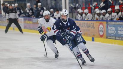 Bild: Dieter Jäschke
Leon Spörl (vorne) von der U20 der Young Blue Devils konnte im Duell mit den Rookie Bulls München zwischenzeitlich den Ausgleich erzielen. Am Ende mussten sich die Weidener dem Tabellenführer der DNL3 aber deutlich geschlagen geben.