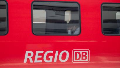 Symbolbild: Daniel Vogl/dpa
Die DB Regio ist auf der Strecke Hof–München unterwegs – und wird das wohl auch mit der neuen Ausschreibung bleiben, kritisiert "Pro Bahn".
