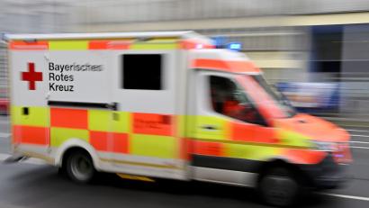 Bild: Peter Kneffel/dpa
Bei dem Unfall wurde eine 18-Jährige schwer verletzt und kam in ein Krankenhaus. (Symbolbild)