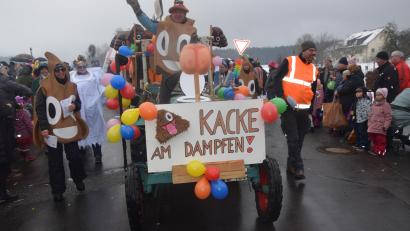Bild: fz
Gut, dass erst am Ende von vielen begeisternden Faschingswagen und Gruppen die "Kacke am Dampfen" war.