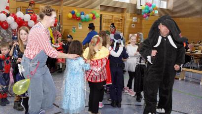 Bild: bkr
Lustig ging es zu beim Kinderfasching im SOS-Dorf. Leiter Holger Hassel hatte sich ein Elefantenkostüm übergezogen, auch die anderen Gäste kamen passend verkleidet zum Zirkusmotto.