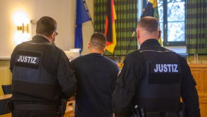 Bild: Klaus-Dietmar Gabbert/dpa
Ein 38-Jähriger ist vom Landgericht in Stendal wegen der Tötung seiner Ehefrau verurteilt worden.