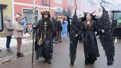 Bild: Hirsch
Der Faschingsumzug in Wernberg-Köblitz zieht 1500 Teilnehmer an und verläuft ohne Zwischenfälle. Dank guter Zusammenarbeit aller Beteiligten bleibt die Veranstaltung friedlich.