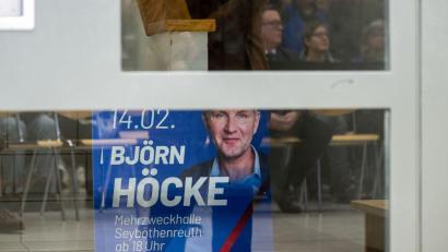 Bild: Pia Bayer/dpa
Am Samstag fand eine Wahlkampfveranstaltung in Seybothenreuth mit Höcke statt.