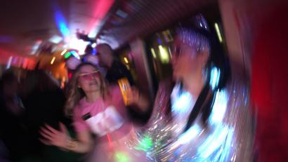 Bild: Marcus Brandt/dpa
Am Wochenende tanzten und feierten viele Leute zu Karnevalsmusik.