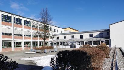 Bild: Portner
Die Sanierung der Doktor-Eisenbarth-Grundschule mit Anbau (rechts) ist einer der größten Brocken im Haushalt der Stadt Oberviechtach.