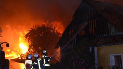 Archivbild: dob
Es war einer der größten Brandeinsätze im vergangenen Jahr im Verantwortungsbereich der Kreisbrandinspektion Neustadt/WN. Ein Großbrand vernichtete im Juli 2025 ein landwirtschaftliches Anwesen in Unternankau in der Marktgemeinde Leuchtenberg. Rund 300 Einsatzkräfte waren damals im Einsatz.