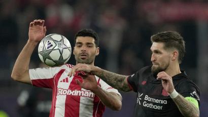 Bild: Thanassis Stavrakis/AP/dpa
Bayer Leverkusen um Kapitän Robert Andrich (r) ist erneut bei Olympiakos Piräus gefordert. (Archivbild)