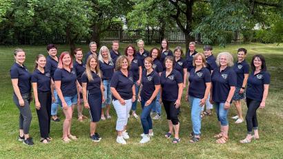 Bild: nza
Die Quersinger von Krummennaab bei einem Gruppenfoto im Pfarrgarten.