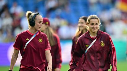 Bild: Sebastian Christoph Gollnow/dpa
Zurück in der DFB-Auswahl: Lea Schüller (l.) und Carlotta Wamser. (Archivbild)