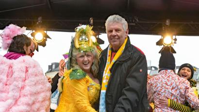 Bild: Malin Wunderlich/dpa
Letzter Tanz - mit dem OB: Für Marktfrau Christl Lang ist es der letzte Faschingsauftritt.