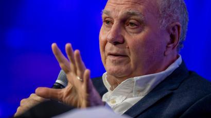 Bild: Peter Kneffel/dpa
Uli Hoeneß rechnet auch mit der ehemaligen Bundesregierung ab. (Archivbild)