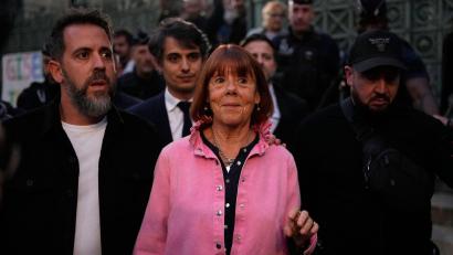 Bild: Lewis Joly/AP/dpa
Pelicot beschreibt in ihren Memoiren, wie ihr Leben verlief und wie sie nach den jahrelangen Übergriffen ihres Mannes zurück in eine Normalität fand. (Archivbild)