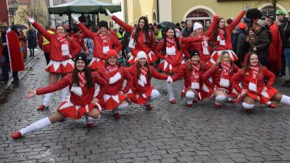Bild: bö
Trotz Regenschauer - die Garde des Faschingskomitees Schmidmühlen macht immer eine gute Figur - Applaus dafür.