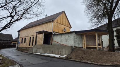 Bild: Lowak
Die Arbeiten am neuen Dorfgemeinschaftshaus Gleißenthal gehen zügig voran. Die Einweihung ist für Juli vorgesehen.