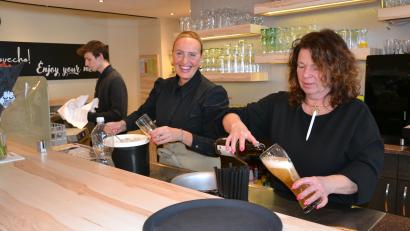 Bild: Thorsten Schreiber
Helena Hejsková (Mitte) und Šárka Richterová (rechts) aus Marienbad haben das "Gleißner Café & Restaurant" übernommen. An den ersten Tagen nach der Neueröffnung am 16. Februar half auch Hejskovás Sohn Mataj mit.