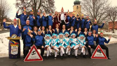 Bild: Lukas Forster
Viel unterwegs sind in diesen Tagen die beiden Prinzengarden des Schlüsselclubs Münchenreuth – im Bild mit dem Elferrat und dem Prinzenpaar Lukas I. und Maxima I. (obere Reihe, Mitte).