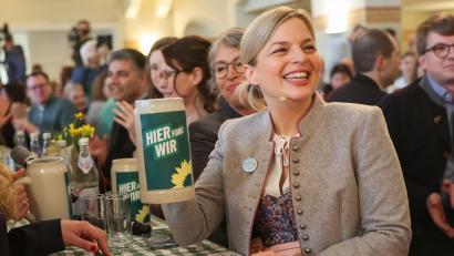 Bild: Daniel Löb/dpa
Katharina Schulze (Grüne) erschien beim politischen Aschermittwoch ihrer Partei gut gelaunt im Dirndl.