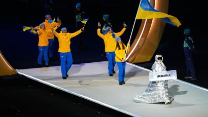 Bild: Petr David Josek/AP/dpa
Die Russin Anastassija Kutscherowa (vorn) trug bei der Eröffnungsfeier das Ukraine-Schild. (Archivbild)