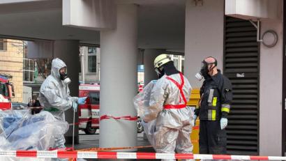 Bild: Sven Grundmann/NEWS5/dpa
Die Feuerwehr war mit einem Dekontaminationsteam im Einsatz.