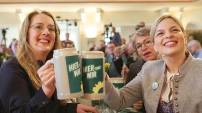 Bild: Daniel Löb/dpa
Aus dem Bundestag nach Landshut: Grünen-Fraktionschefin Katharina Dröge (l.) besucht den Politischen Aschermittwoch ihrer Partei.