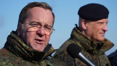 Bild: Marcus Brandt/dpa
„Das Bündnis ist geschlossen, es ist handlungsfähig und handlungsbereit, es ist einsatzbereit und zugleich zeigt es, was die europäischen Partner innerhalb der Nato leisten“, sagte Verteidigungsminister Boris Pistorius (SPD) als Beobachter der Übung.