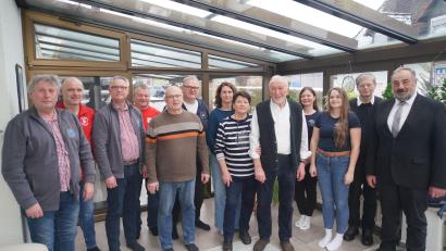 Bild: fvo
Mit Vereinsvertretern, Bürgermeister und Pfarrer feiert Herbert Kick (Fünfter von rechts) mit seiner Frau Ella (links daneben) seinen 85. Geburtstag