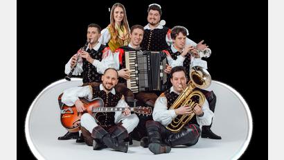 Bild: Saso Avsenik und seine Oberkrainer/exb
Saso Avsenik und seine Oberkrainer haben ein musikalisches Erbe angetreten.