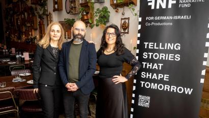 Bild: Jan Zappner/Steinfeld PR &amp; Management/Future Narrative Fund/dpa
Lihi Nagler, Mark Pinhasov und Sharon On vom Verein Future Narrative Fund.