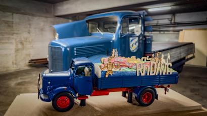 Bild: Sebastian Gabler
Ein Oldtimer-Mercedes-Transporter, gestaltet als Festwagen, wird das Highlight des Festumzuges zum Nordgautag in Roding sein. Hier ist das Modell zu sehen.