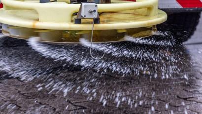 Symbolbild: Helmut Fricke/dpa/dpa-tmn
Bei winterlichem Wetter ist der Räum- und Streudienst im Dauereinsatz auf den Straßen. Hat er für seine Aufgaben genug Streusalz?