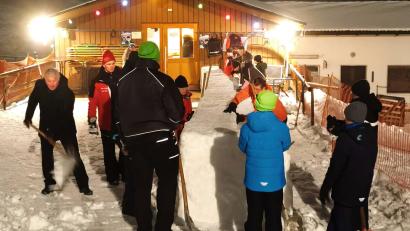 Bild: NaturNahErleben am Fahrenberg
Viele fleißige Hände waren im Vorfeld beim Aufbau der Schneebar für die Après-Ski-Party am Samstag, 21. Februar, auf der Fahrenbergpiste gefragt.