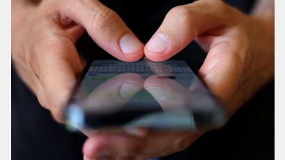 Bild: Karl-Josef Hildenbrand/dpa
Kriminelle nutzen oft gefälschte SMS, um Menschen unter Druck zu setzen und zur Herausgabe von Geld zu bewegen. (Symbolbild)