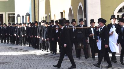 Bild: bö
Beim Fischzug in Schmidmühlen wird stets auf der linken Straßenseite gegangen und ehemaligen Wirtshäusern wird mit einem "Schlenkerer" gedacht.