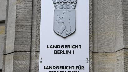 Bild: Jens Kalaene/dpa
Eine Autohändlerin, die Luxusfahrzeuge im Wert von rund 15 Millionen Euro illegal nach Russland vermittelt haben soll, erhielt vier Jahre und neun Monate Haft. (Symbolbild)
